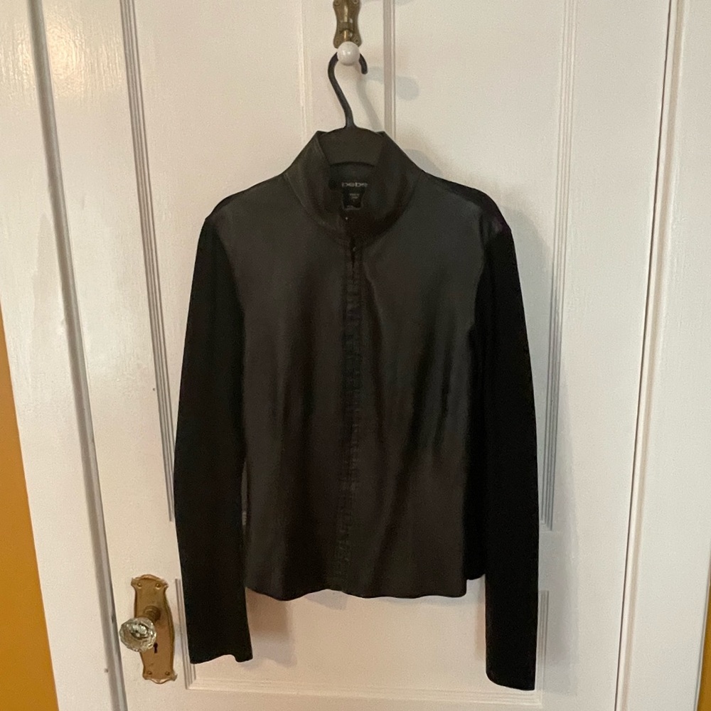Genuine leather and jersey jacket, fitted, clasp closures. Perfect condition.